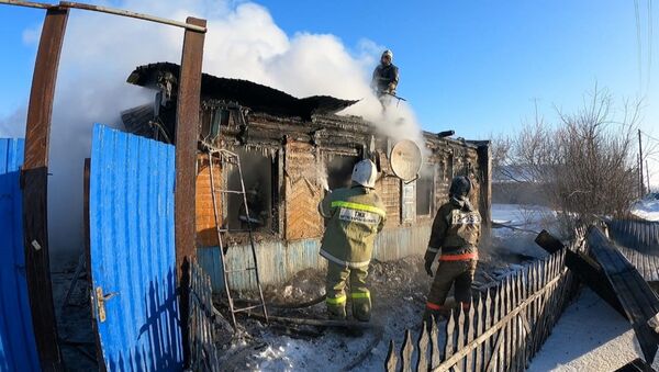 Пожарные разбирают обломки крыши после пожара, в котором погибли четыре человека - Sputnik Казахстан