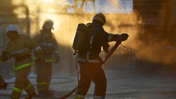 Сотрудники МЧС России во время тушения пожара, архивное фото - Sputnik Казахстан