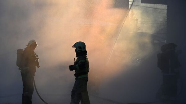 Сотрудники МЧС во время тушения пожара, архивное фото - Sputnik Қазақстан