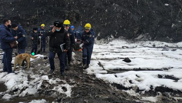 Мужчину засыпало землей на свалке за алматинском рынке Кенжехан - Sputnik Казахстан