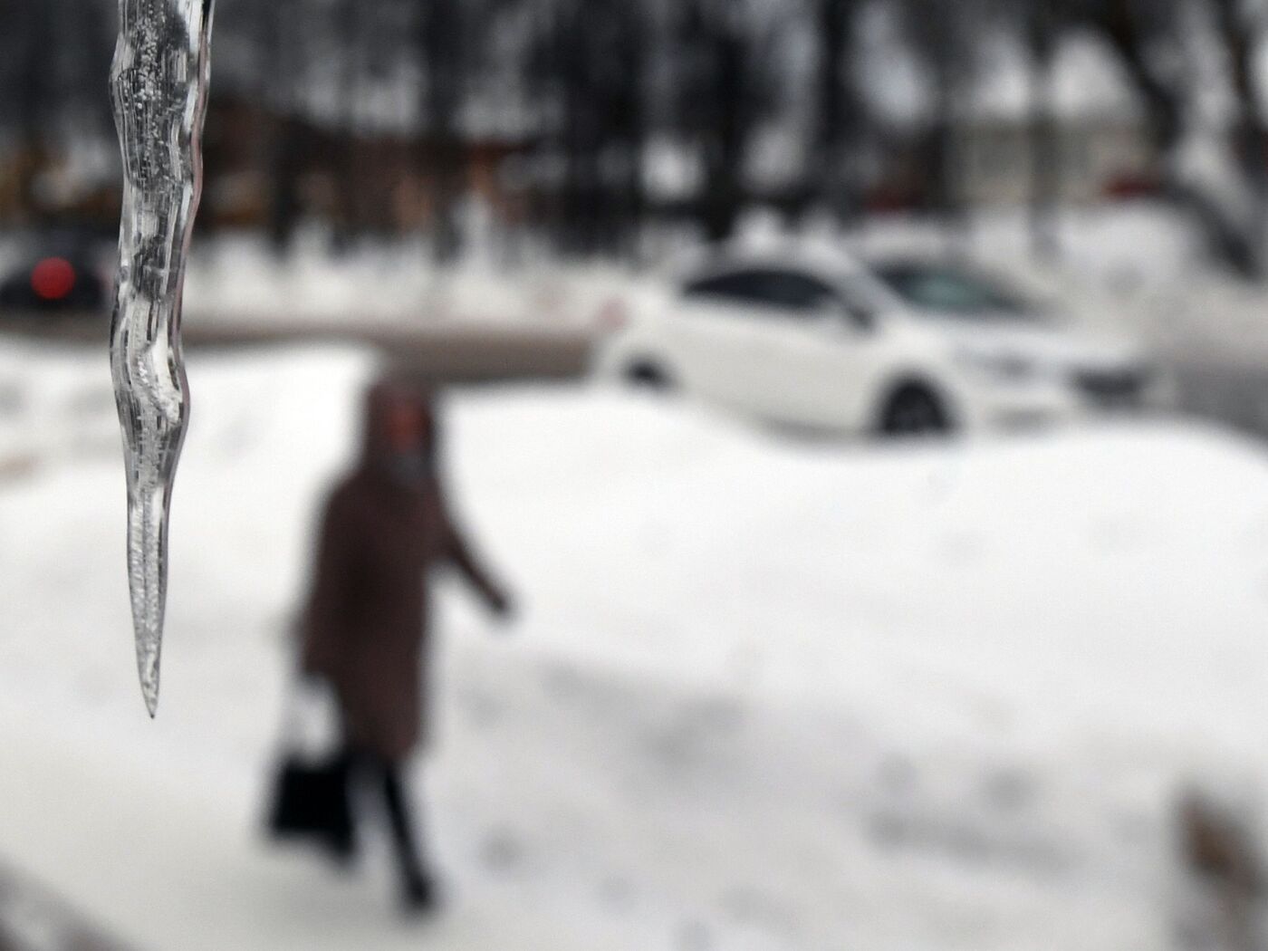 Глыба льда упала на прохожую: стало известно, где было снято видео -  04.04.2022, Sputnik Казахстан