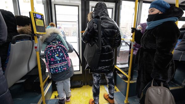 Пассажиры выходят из автобуса  - Sputnik Казахстан