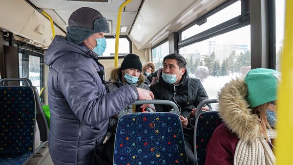 Контролер проверяет оплату проезда пассажиров в салоне автобуса  - Sputnik Казахстан