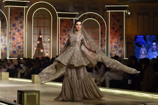 Модель во время презентации коллекции Ayesha and Usman Ali на показе мод Hum Bridal Couture Week в Лахоре  - Sputnik Казахстан