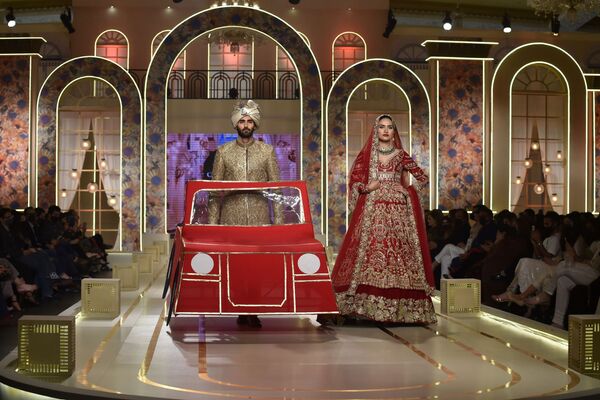 Модели во время презентации коллекции Ali Xeeshan на показе мод Hum Bridal Couture Week в Лахоре  - Sputnik Қазақстан