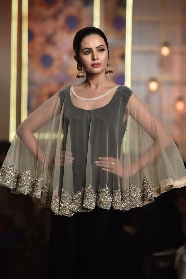 Модель во время презентации коллекции Nisa Hussain на показе мод Hum Bridal Couture Week в Лахоре  - Sputnik Қазақстан