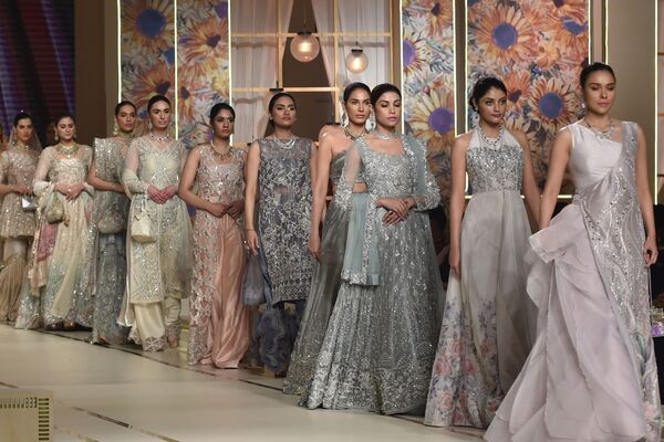 Модели во время презентации коллекции Ayesha and Usman Ali на показе мод Hum Bridal Couture Week в Лахоре  - Sputnik Казахстан