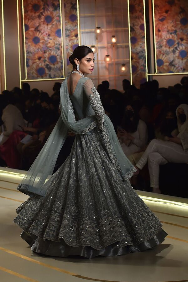 Модель во время презентации коллекции Ayesha and Usman Ali на показе мод Hum Bridal Couture Week в Лахоре  - Sputnik Қазақстан