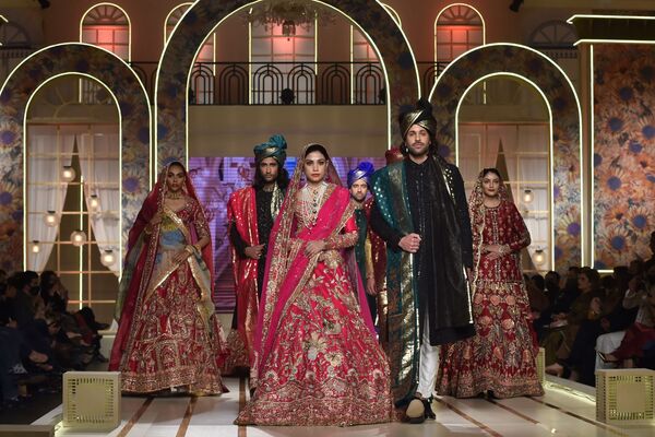 Модели во время презентации коллекции Ali Xeeshan на показе мод Hum Bridal Couture Week в Лахоре  - Sputnik Қазақстан
