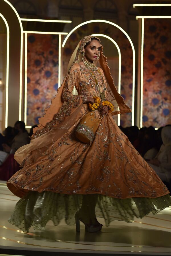 Модель во время презентации коллекции Ayesha and Usman Ali на показе мод Hum Bridal Couture Week в Лахоре  - Sputnik Қазақстан