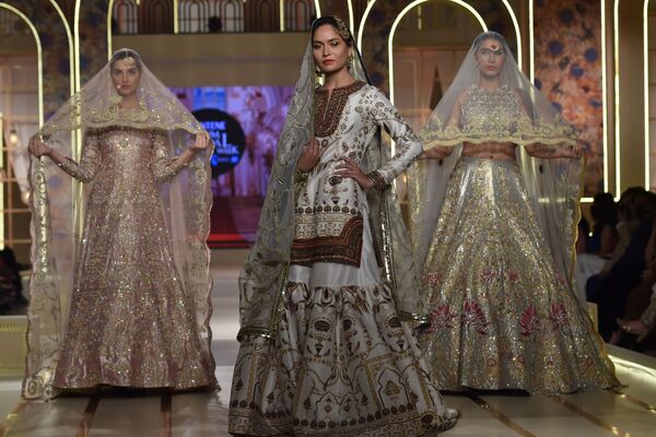 Модели во время презентации коллекции Ali Xeeshan на показе мод Hum Bridal Couture Week в Лахоре  - Sputnik Казахстан