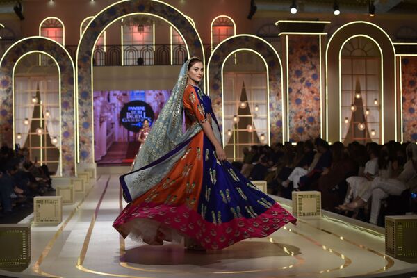 Модель во время презентации коллекции Ali Xeeshan на показе мод Hum Bridal Couture Week в Лахоре  - Sputnik Қазақстан