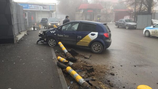 Водитель Яндекс Такси сбежал с места ДТП - Sputnik Казахстан