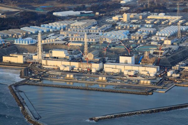 Вид на АЭС Фукусима после землетрясения в Японии  - Sputnik Казахстан