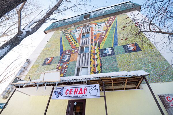 Мозаика на торце жилого дома 24 по проспекту Абылай Хана - Sputnik Қазақстан
