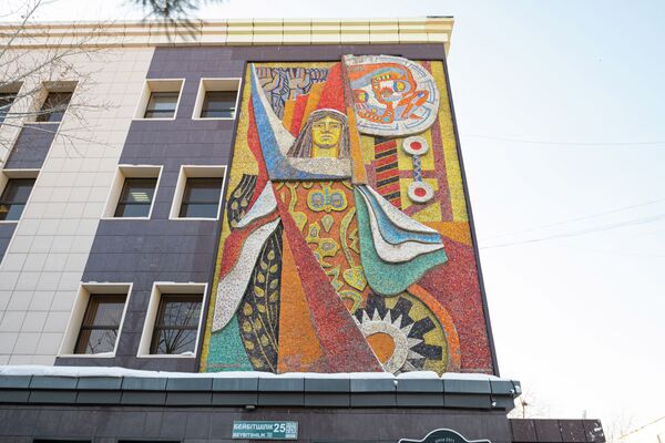 Мозаичное панно Космос на фасаде здания бывшего полиграфического комбината (Бейбiтшiлiк 25) - Sputnik Қазақстан