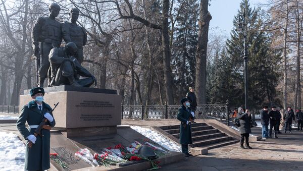 Возложение цветов к памятнику воинам-казахстанцам, погибшим в Афганистане - Sputnik Казахстан