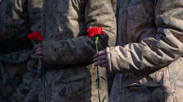 Многие принесли с собой красные гвоздики, как дань памяти погибшим в войне - Sputnik Қазақстан