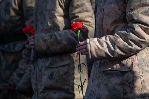 Многие принесли с собой красные гвоздики, как дань памяти погибшим в войне - Sputnik Казахстан