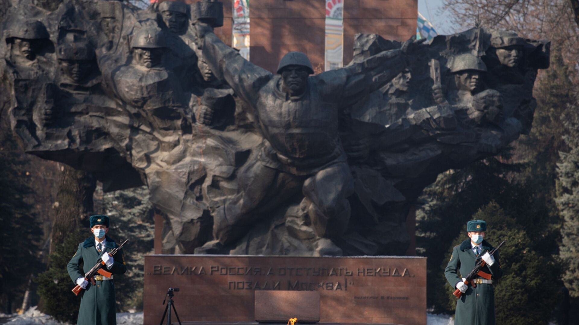 Участники возложили венки и красные гвоздики к Мемориалу славы, где горит Вечный огонь Участники возложили венки и красные гвоздики к Мемориалу славы, где горит Вечный огонь - Sputnik Казахстан, 1920, 05.05.2026