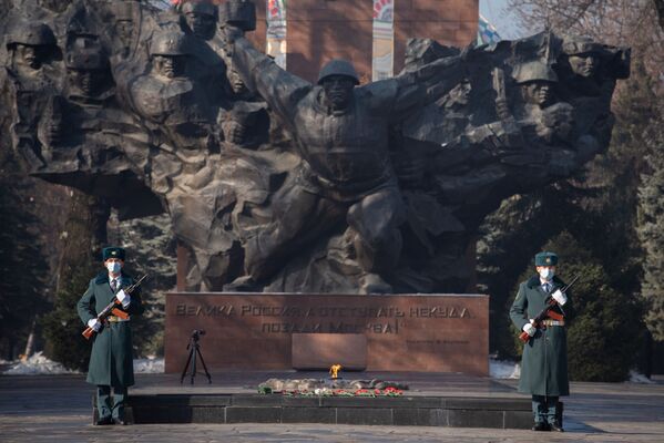 Участники возложили венки и красные гвоздики к Мемориалу славы, где горит Вечный огонь - Sputnik Казахстан