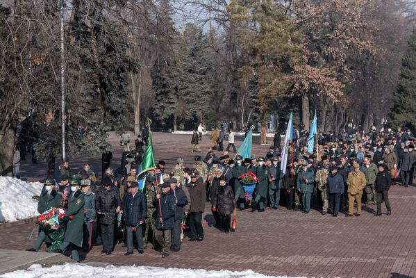 Почтить память казахстанских воинов-афганцев пришли около 500 человек - Sputnik Казахстан