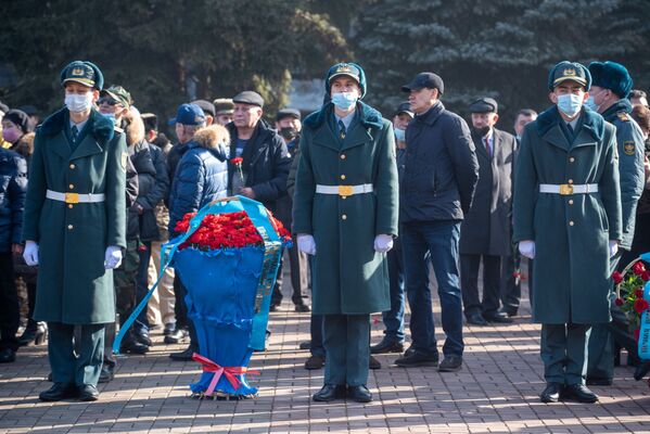 Также участники возложили венки к памятнику воинам-казахстанцам, погибшим в Афганистане - Sputnik Казахстан