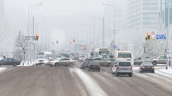 Зимняя улица в тумане  - Sputnik Қазақстан