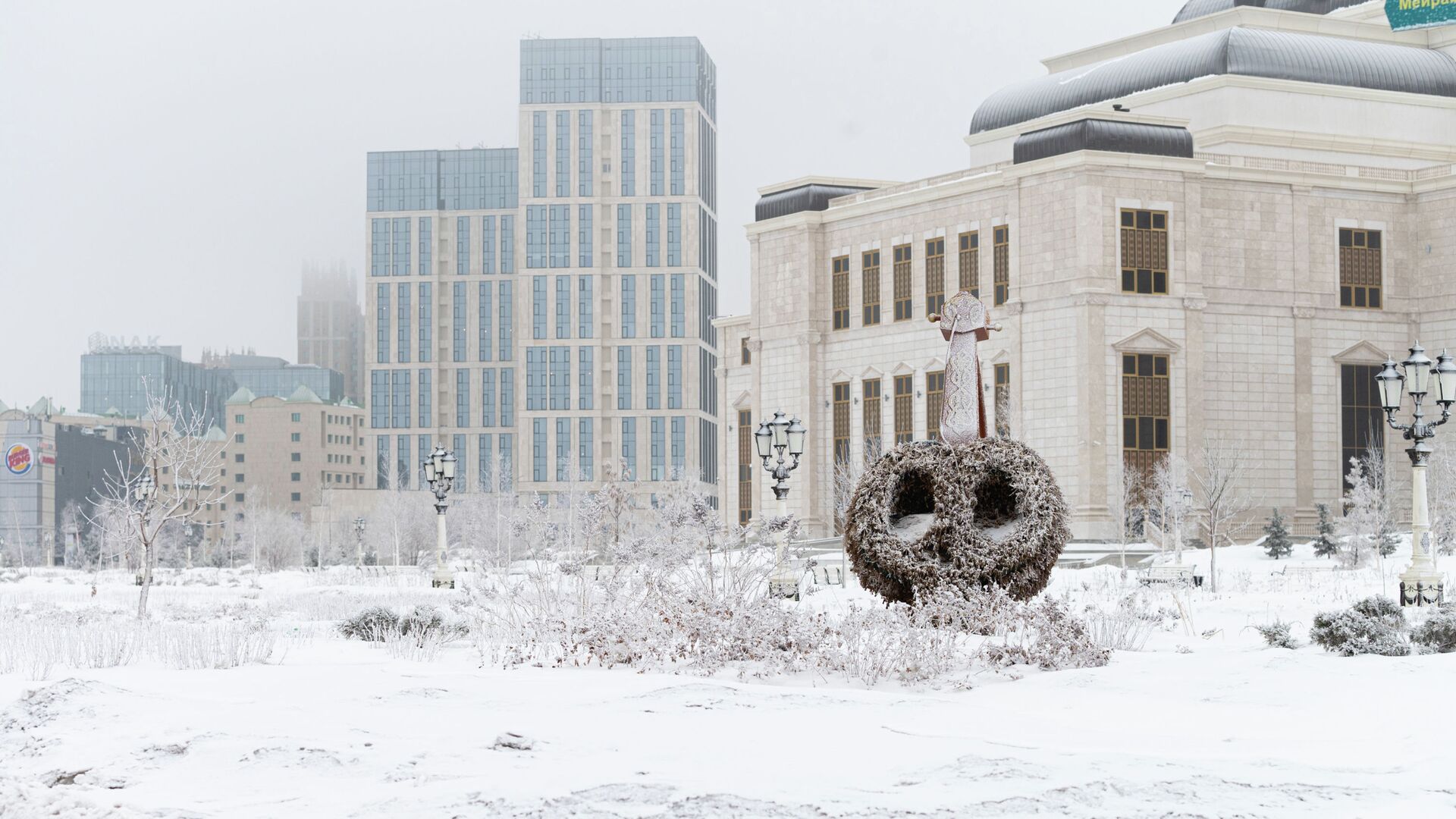 Ландшафтная скульптура у здания театра Астана Опера в инее   - Sputnik Казахстан, 1920, 14.03.2023