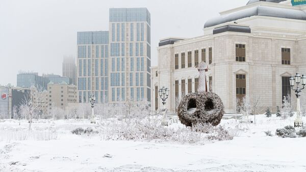 Ландшафтная скульптура у здания театра Астана Опера в инее   - Sputnik Казахстан