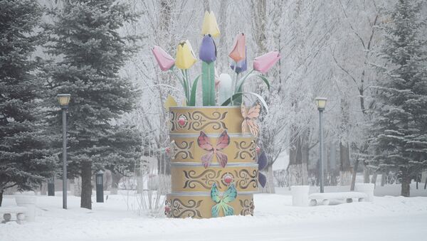 Скульптурная композиция с тюльпанами в парке  - Sputnik Казахстан