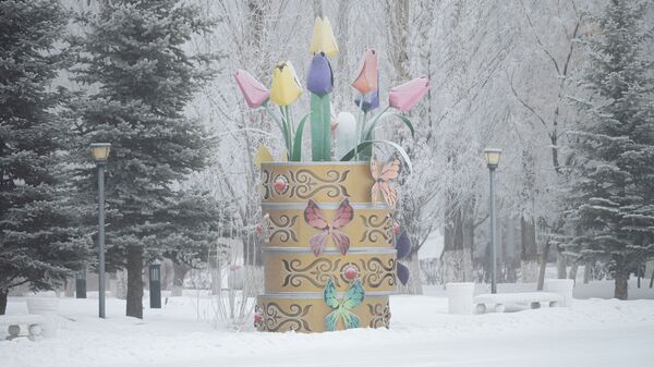 Скульптурная композиция с тюльпанами в парке  - Sputnik Казахстан