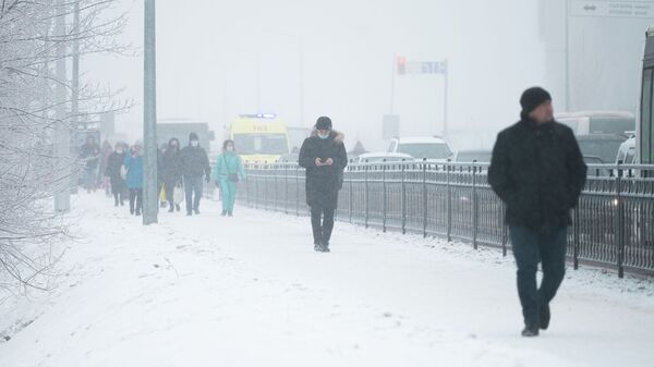 Люди идут по заснеженному тротуару туманным утром в Нур-Султане  - Sputnik Қазақстан