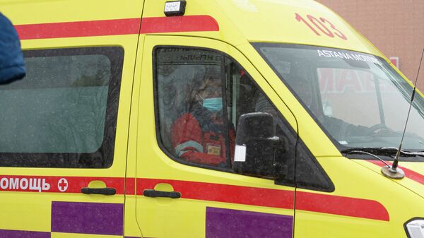 Врач в защитной маске едет в машине скорой помощи  - Sputnik Казахстан