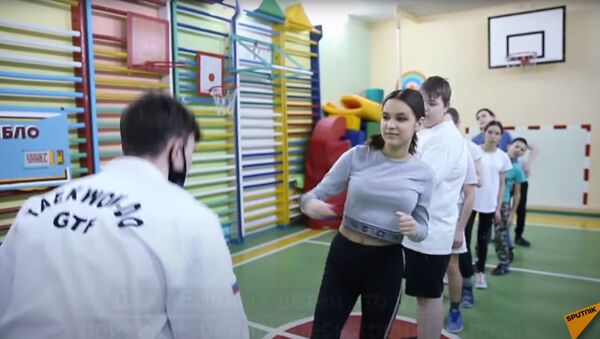 Как двое тренеров обучают тхэквондо детей с особенностями развития - видео - Sputnik Казахстан