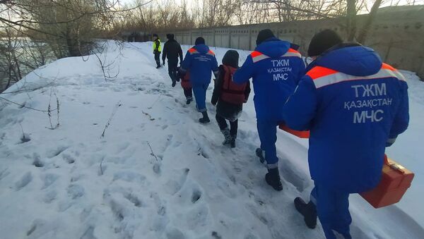 Детей спасли в Восточном Казахстане - Sputnik Казахстан
