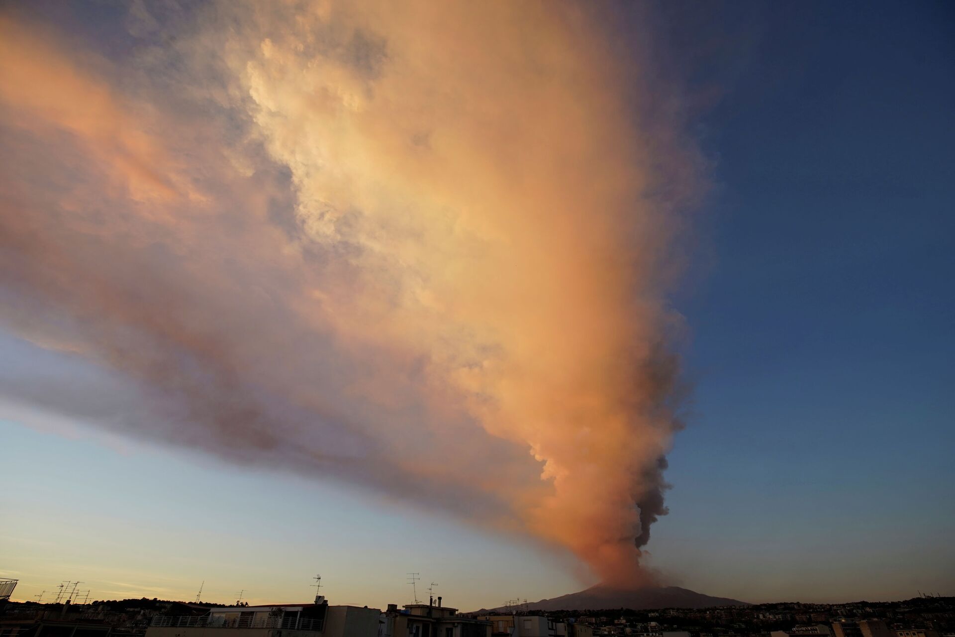 На Сицилии произошло извержение вулкана Этна - фото - Sputnik Казахстан, 1920, 17.02.2021