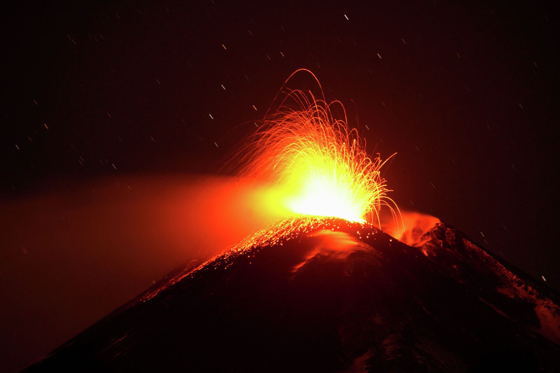 На Сицилии произошло извержение вулкана Этна - фото - Sputnik Казахстан, 1920, 17.02.2021