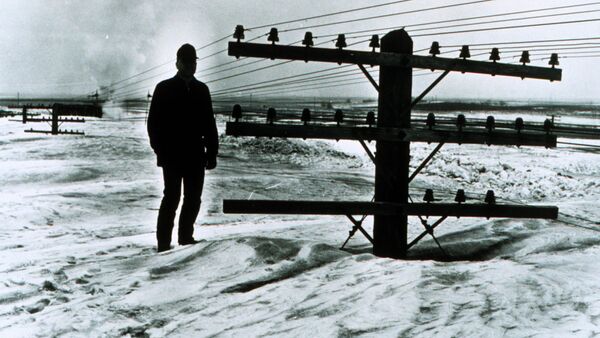 Мужчина на снегу после сильнейше метели в Северной Дакоте, 1966 год - Sputnik Казахстан
