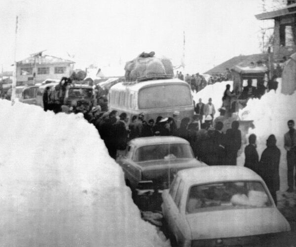 Переполненная улица после сильного снегопада в Тегеране. Иран, 1972 - Sputnik Казахстан