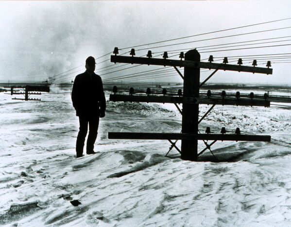 Мужчина на снегу после сильнейше метели в Северной Дакоте, 1966 год - Sputnik Қазақстан