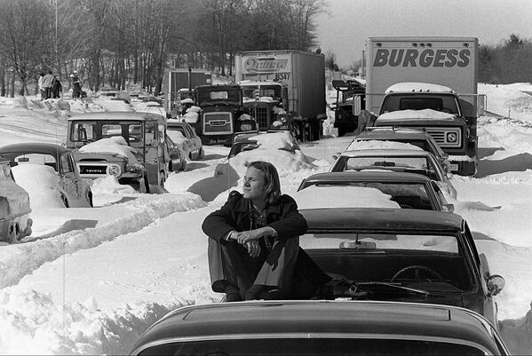 Пробка на шоссе 128 в Массачусетсе, образовавшаяся в результате сильного снегопада в феврале 1978 года - Sputnik Қазақстан