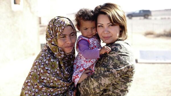 Женщины-военнослужащие выполняют особую гуманитарную миссию в составе миротворцев - Sputnik Казахстан