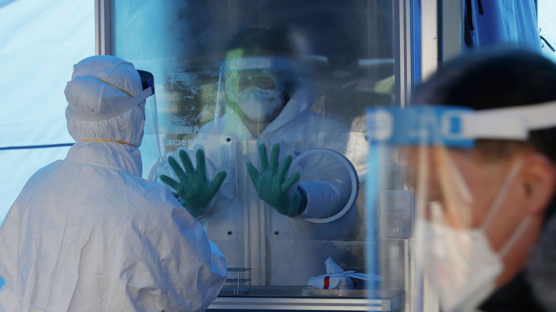 Медики в защитных костюмах готовятся проводить ПЦР-тесты на коронавирус в экспресс-лаборатории  - Sputnik Казахстан, 1920, 02.09.2021