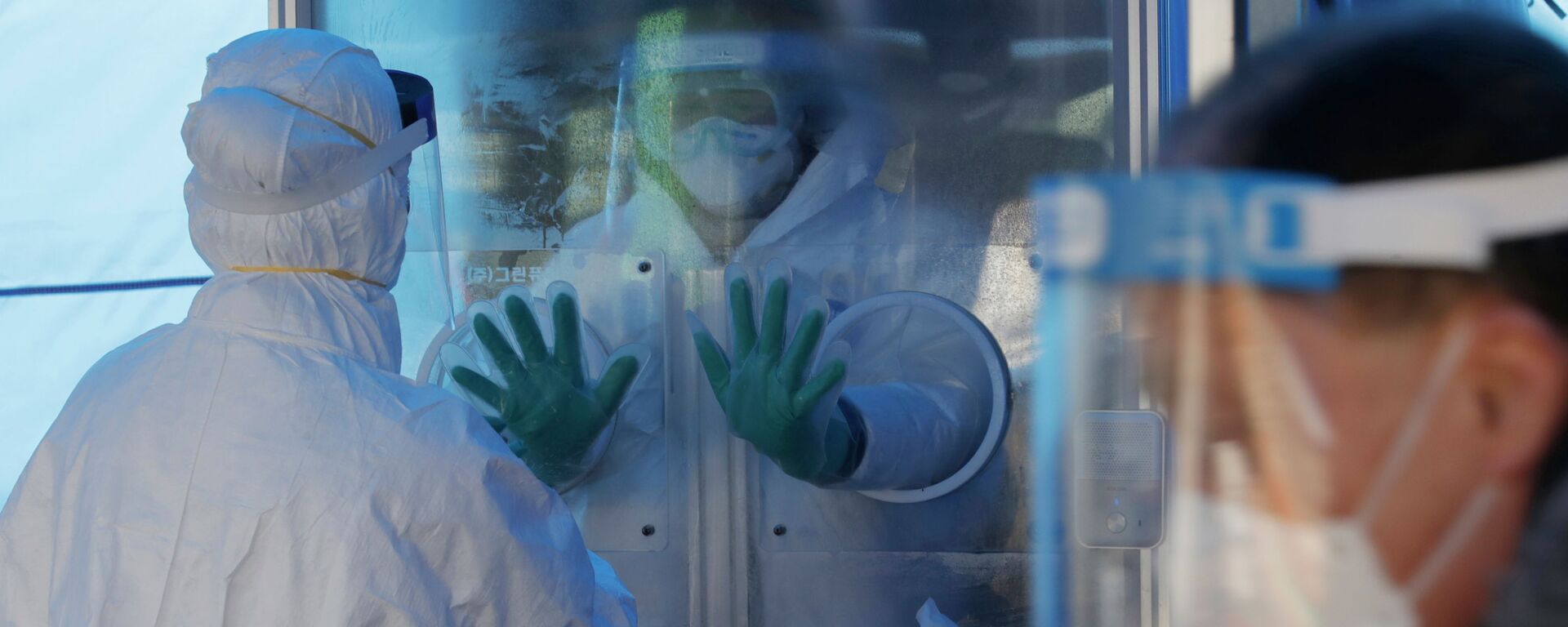 Медики в защитных костюмах готовятся проводить ПЦР-тесты на коронавирус в экспресс-лаборатории  - Sputnik Казахстан, 1920, 24.02.2021