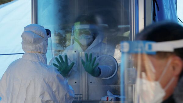 Медики в защитных костюмах готовятся проводить ПЦР-тесты на коронавирус в экспресс-лаборатории  - Sputnik Казахстан