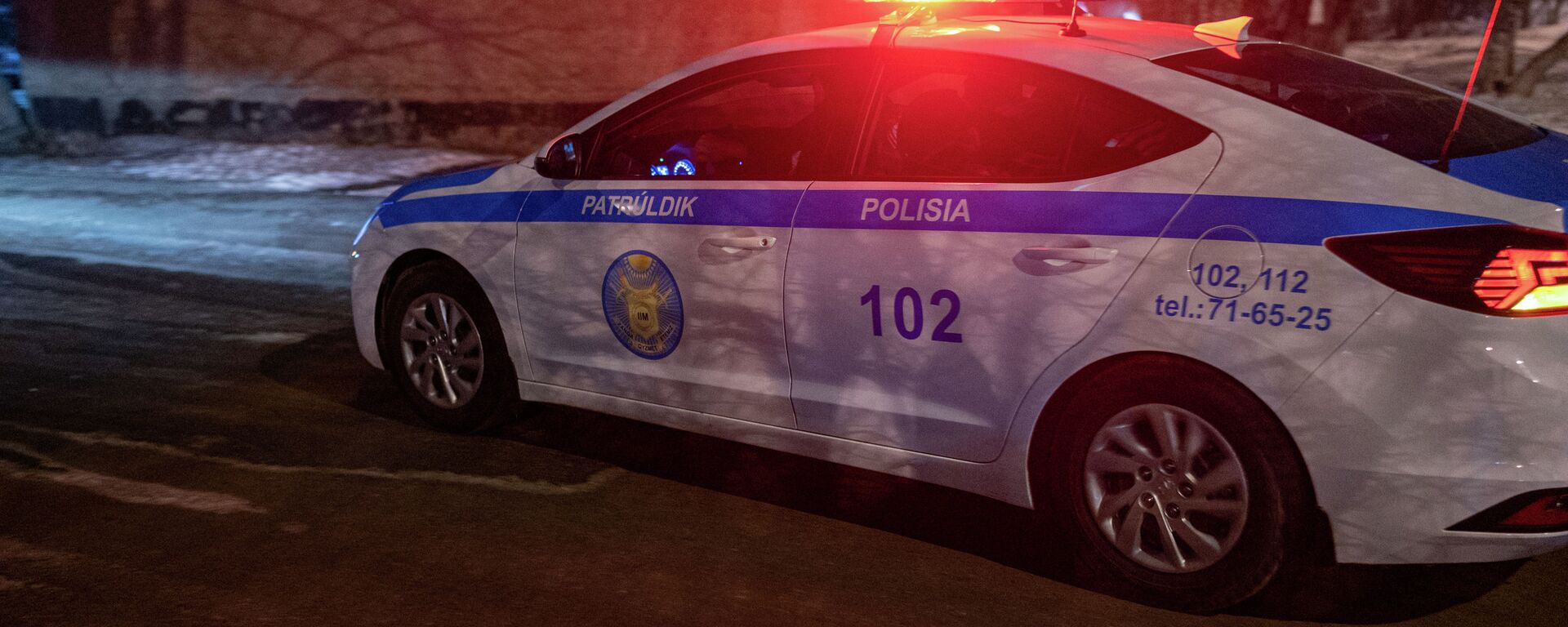 Автомобиль патрульной полиции на улице города - Sputnik Қазақстан, 1920, 20.02.2026