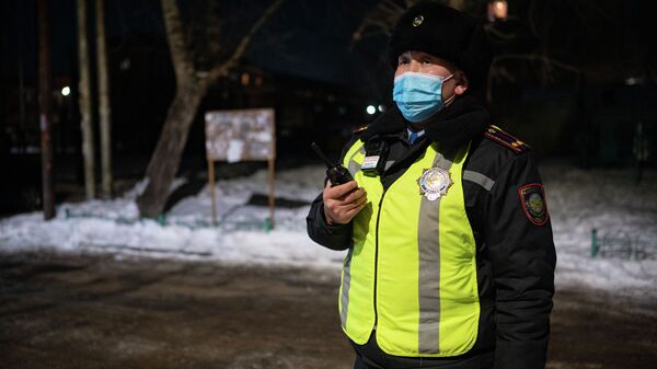 Патрульный полицейский во время дежурства  - Sputnik Казахстан