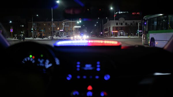 Вид из салона автомобиля патрульной полиции во время дежурства  - Sputnik Қазақстан