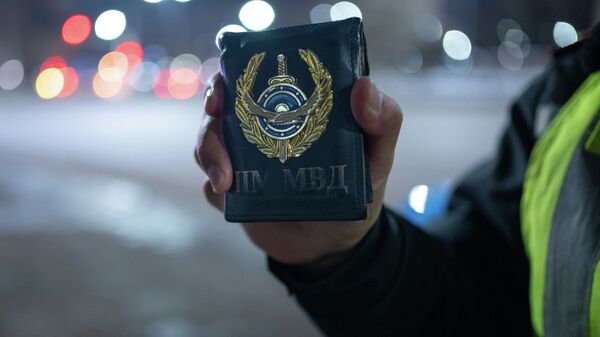 Полицейский предъявляет документы  - Sputnik Казахстан